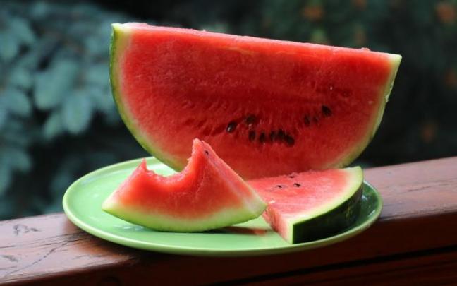La sandía es uno de los alimentos más recomendables para combatir el calor. La sandía es uno de los alimentos más recomendables para combatir el calor.