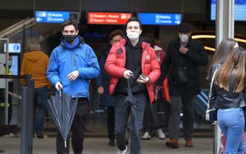 Dos jóvenes salen de la estación del Casco Viejo, que será un espacio sin mascarillas aunque no el transporte público. Dos jóvenes salen de la estación del Casco Viejo, que será un espacio sin mascarillas aunque no el transporte público.