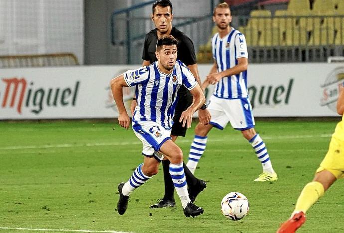 Alkain conduce el balón en el partido de Alcorcón.