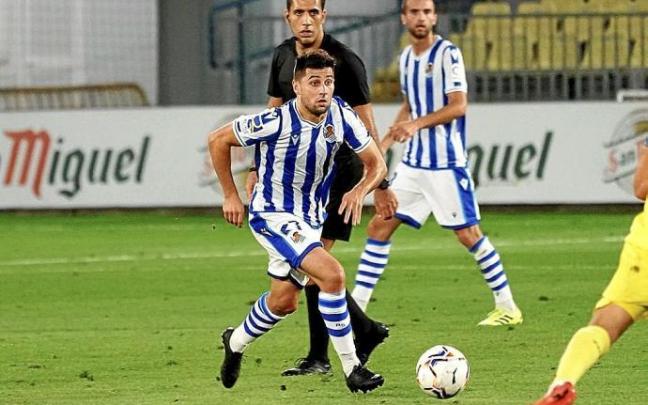 Alkain conduce el balón en el partido de Alcorcón.