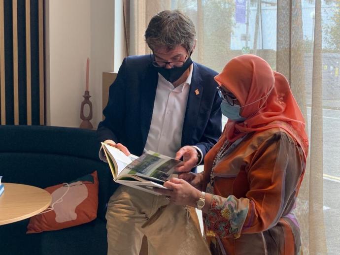 Gorka Urtaran conversa con Maimunah Mohd Sharif.