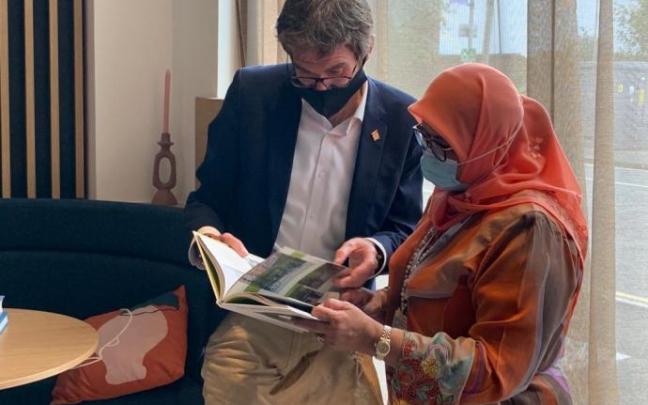 Gorka Urtaran conversa con Maimunah Mohd Sharif. Gorka Urtaran conversa con Maimunah Mohd Sharif.