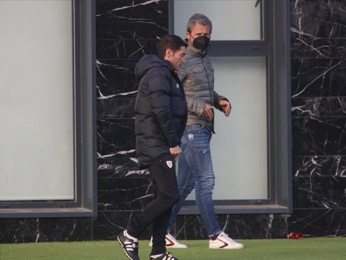 El director deportivo del Athletic, Rafa Alkorta, junto a Marcelino