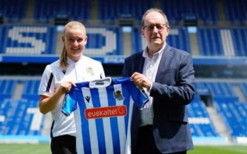 Allegra Poljak posa junto a Joseba Ibarburu