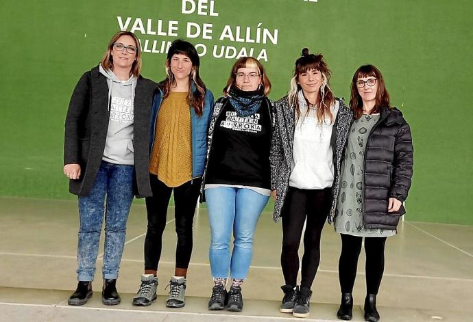 Joana Aramendía, Edurne Ruiz, Ainhoa García, Elisa Gómez y Reyes de Pérez de Pipaón.