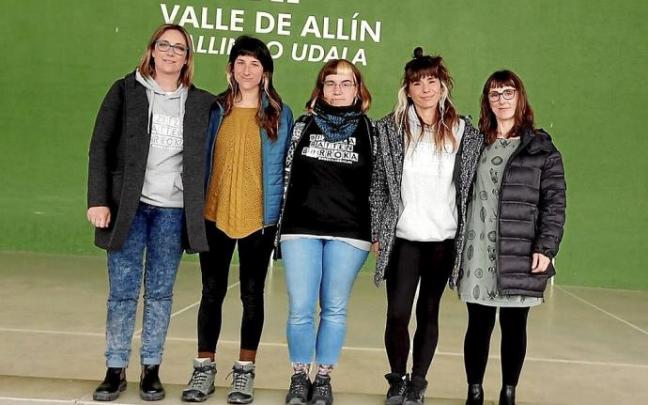 Joana Aramendía, Edurne Ruiz, Ainhoa García, Elisa Gómez y Reyes de Pérez de Pipaón.