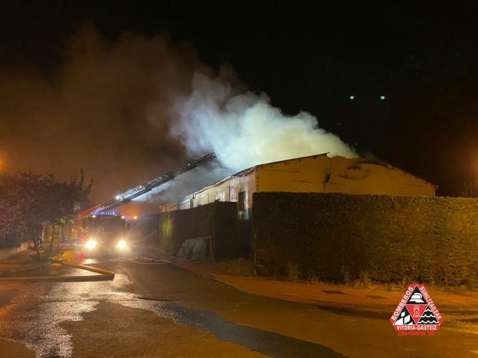 Columna de humo en el pabellón incendiado en Lasarte.