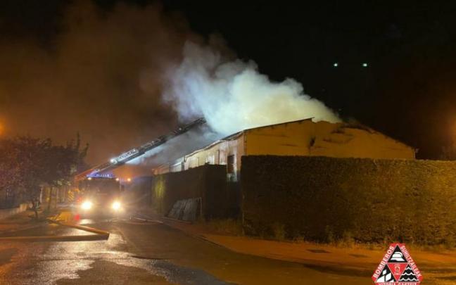 Columna de humo en el pabellón incendiado en Lasarte.