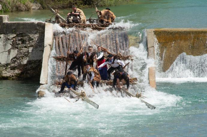 Bajada de una almadía por el Esca en 2019.