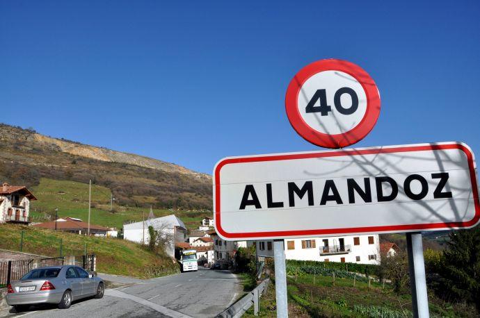 Almandoz, con la cantera de Arritxuri al fondo.