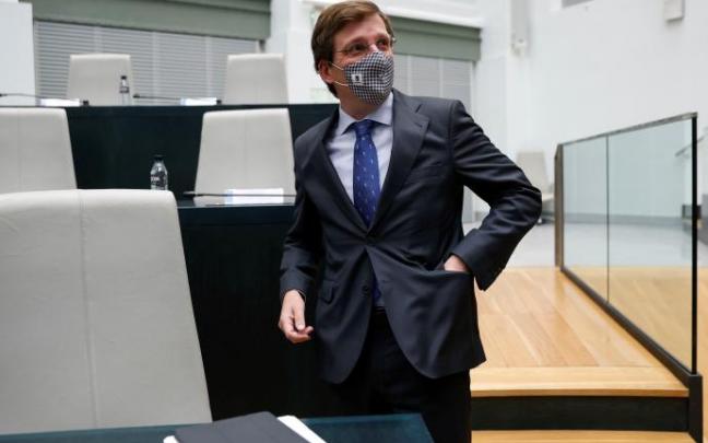 El alcalde de Madrid, José Luis Martínez-Almeida a su llegada a la sesión ordinaria del pleno.
