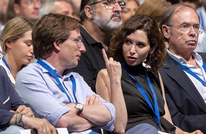 Almeida y Ayuso conversan en el Congreso del PP de Madrid.