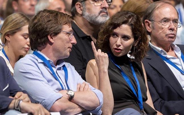 Almeida y Ayuso conversan en el Congreso del PP de Madrid.