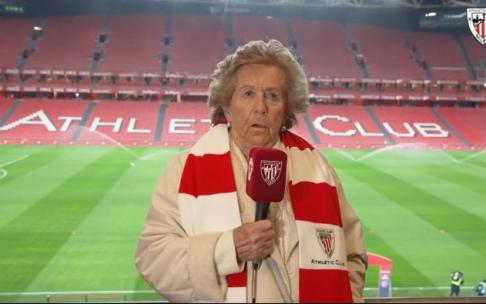 Almudena dando el once.