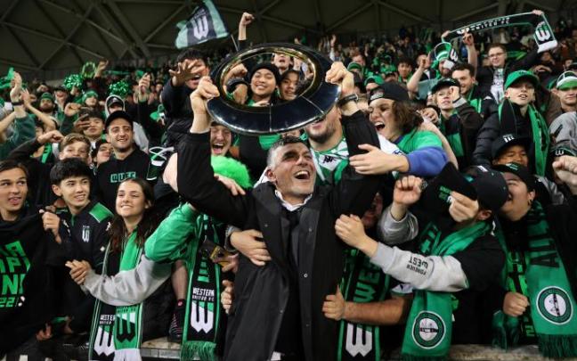 Aloisi celebra con la afición el título liguero