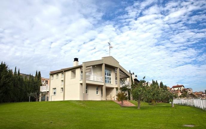 Exterior de la casa rural Ikustieder, en el municipio alavés de Lapuebla de Labarca.