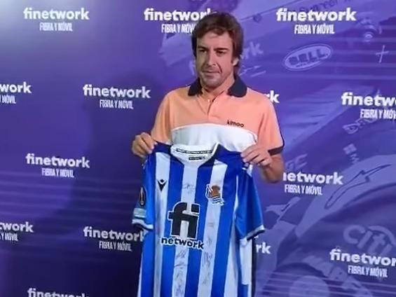 Alonso posa para los medios con la camiseta de la Real