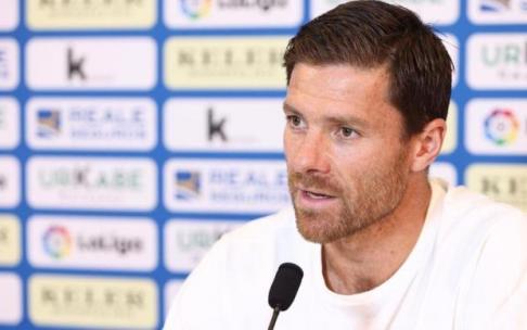 Xabi Alonso, en un momento de su comparecencia ante los medios Xabi Alonso, en un momento de su comparecencia ante los medios