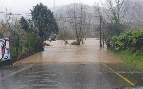El desbordamiento del río Kadagua ha causado problemas en las carreteras El desbordamiento del río Kadagua ha causado problemas en las carreteras