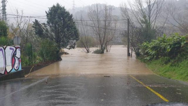 El desbordamiento del río Kadagua ha causado problemas en las carreteras