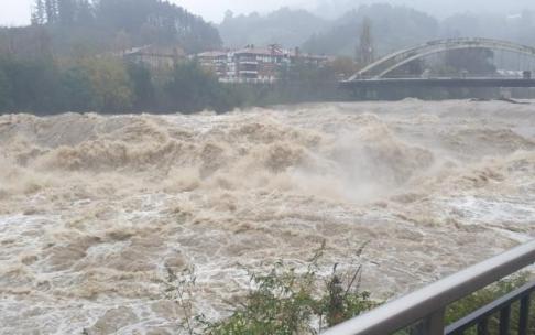 El Kadagua se ha desbordado debido a las fuertes lluvias caídas en las últimas horas en Bizkaia