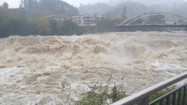 El Kadagua se ha desbordado debido a las fuertes lluvias caídas en las últimas horas en Bizkaia
