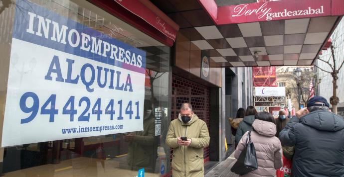 El local donde se ha ubicado durante décadas la emblemática sastrería Derby en Alameda de Urkijo está en alquiler desde hace unas semanas.