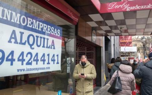 El local donde se ha ubicado durante décadas la emblemática sastrería Derby en Alameda de Urkijo está en alquiler desde hace unas semanas. El local donde se ha ubicado durante décadas la emblemática sastrería Derby en Alameda de Urkijo está en alquiler desde hace unas semanas.