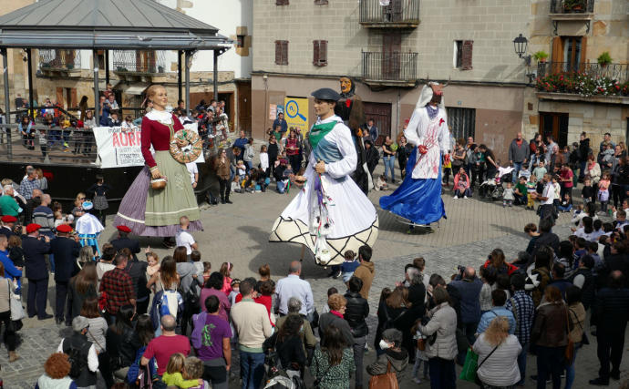 La kalejira de los gigantes finalizó en la plaza de Los Fueros, donde bailaron tres piezas antes de despedirse hasta la próxima cita.