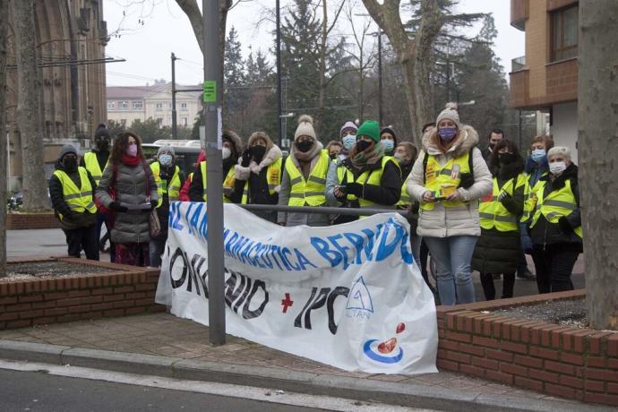 Concentración de trabajadoras de Altan-Bernedo durante la comparecencia de sus representantes en las Juntas Generales