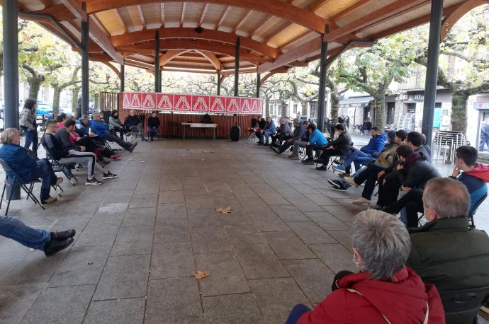 Participantes en la reunión celebrada en Etxarri-Aranatz