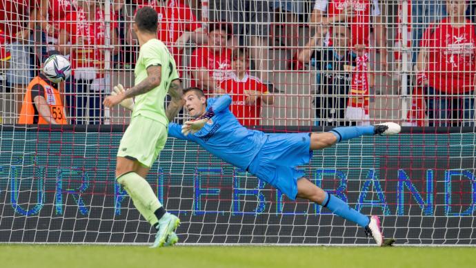 Julen Agirrezabala realiza una estirada ante el Unión Berlín.