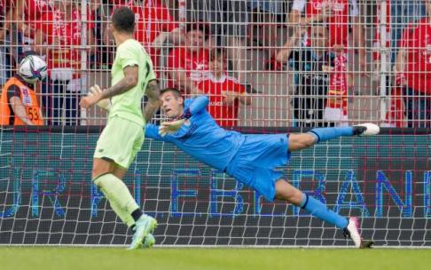 Julen Agirrezabala realiza una estirada ante el Unión Berlín. Julen Agirrezabala realiza una estirada ante el Unión Berlín.