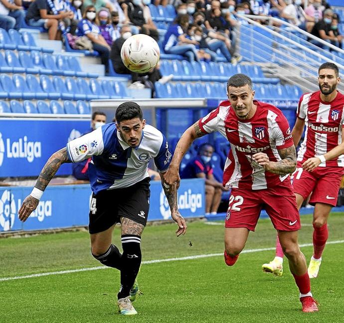 Miguel de la Fuente pelea un balón con Mario Hermoso durante el Alavés-Atlético. Foto: Iñigo Foronda