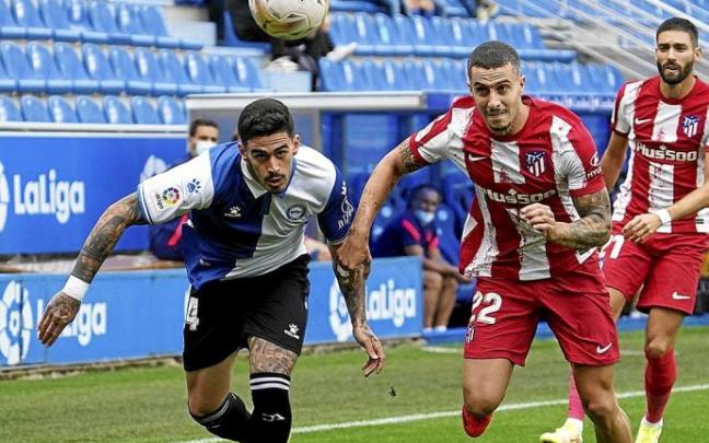 Miguel de la Fuente pelea un balón con Mario Hermoso durante el Alavés-Atlético. Foto: Iñigo Foronda