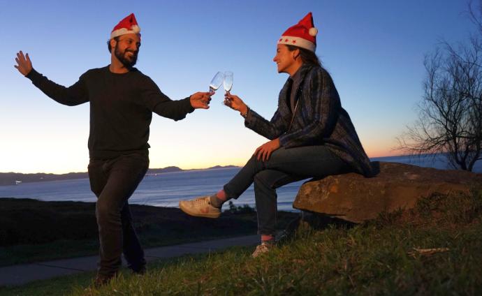 Una pareja brinda con una estampa navideña calurosa, escenario poco habitual en Euskadi a estas alturas del año.