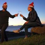 Una pareja brinda con una estampa navideña calurosa, escenario poco habitual en Euskadi a estas alturas del año.