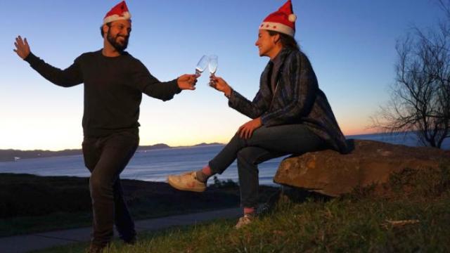 Una pareja brinda con una estampa navideña calurosa, escenario poco habitual en Euskadi a estas alturas del año. Una pareja brinda con una estampa navideña calurosa, escenario poco habitual en Euskadi a estas alturas del año.