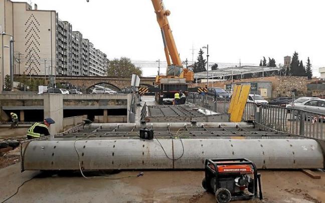 Imagen de las obras que se realizaron para la colocación de las compuertas en la desembocadura del Queiles.