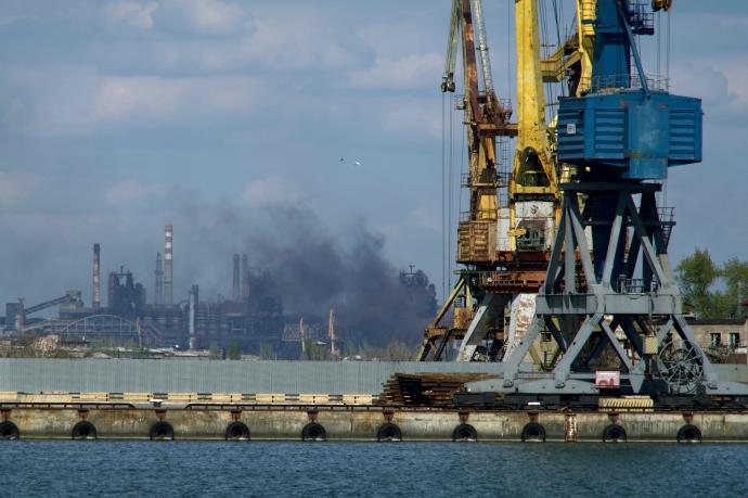 El humo se eleva sobre la planta siderúrgica Azovstal, en la ciudad de Mariúpol.