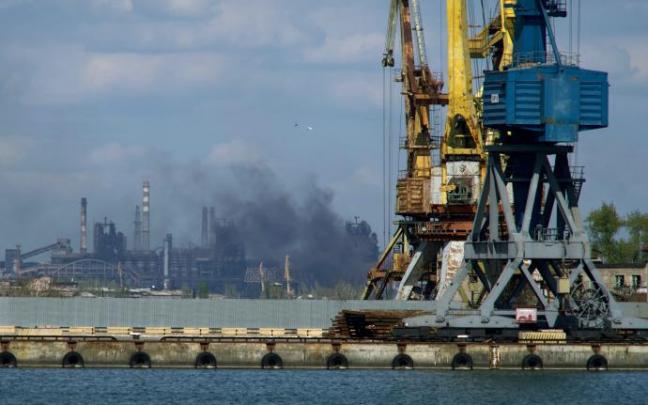 El humo se eleva sobre la planta siderúrgica Azovstal, en la ciudad de Mariúpol.