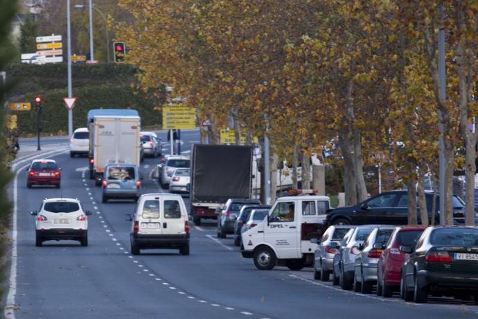 Vehículos circulando por la carretera del Alto de Armentia