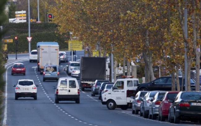 Vehículos circulando por la carretera del Alto de Armentia