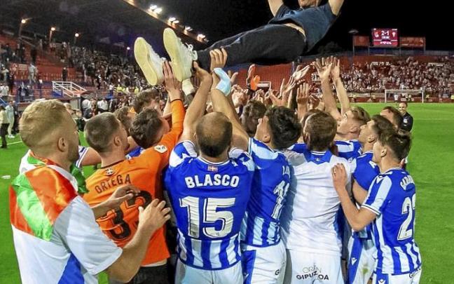 Los futbolistas del Sanse mantean a Xabi Alonso tras la consecución del ascenso en Almendralejo. Foto: Real Sociedad