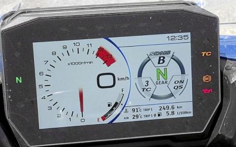 Suzuki reedita el espíritu deportivo y viajero de las sport-turismo de siempre, ahora todavía más utilizables a diario y con prestaciones superlativas. Fotos: Suzuki/T.P.