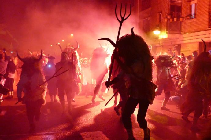 Un grupo de momotxorros a su salida del patio de Zelandi en el último carnaval rural de Altsasu.