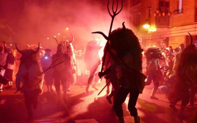 Un grupo de momotxorros a su salida del patio de Zelandi en el último carnaval rural de Altsasu.