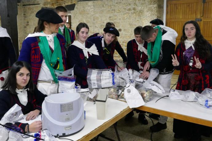 Quintos y quintas cuentan el dinero recaudado el día de Santa Águeda.