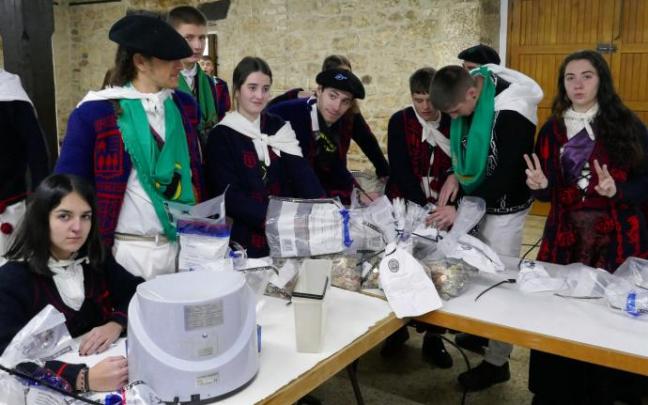 Quintos y quintas cuentan el dinero recaudado el día de Santa Águeda. Quintos y quintas cuentan el dinero recaudado el día de Santa Águeda.