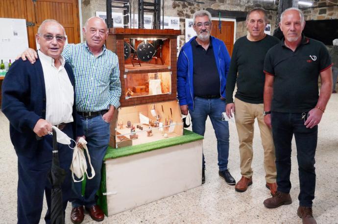 Cristóbal Lanz, Alberto Guzmán, Jesús Guinea, Andrés Bengoetxea y Txuma Morcilla, junto a la maqueta que se puede ver estos días en Gure Etxea.